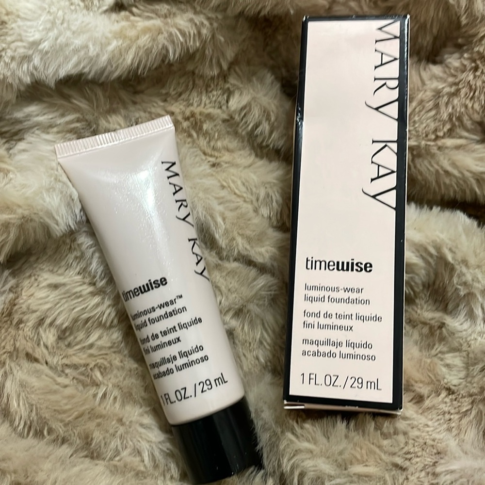 Mary Kay
TimeWise 
Luminous-Wear
Liquid Foundation 
Bronze 6
1 Fl. Oz.